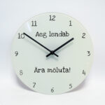 Oma-tekstiga-klaasist-kell